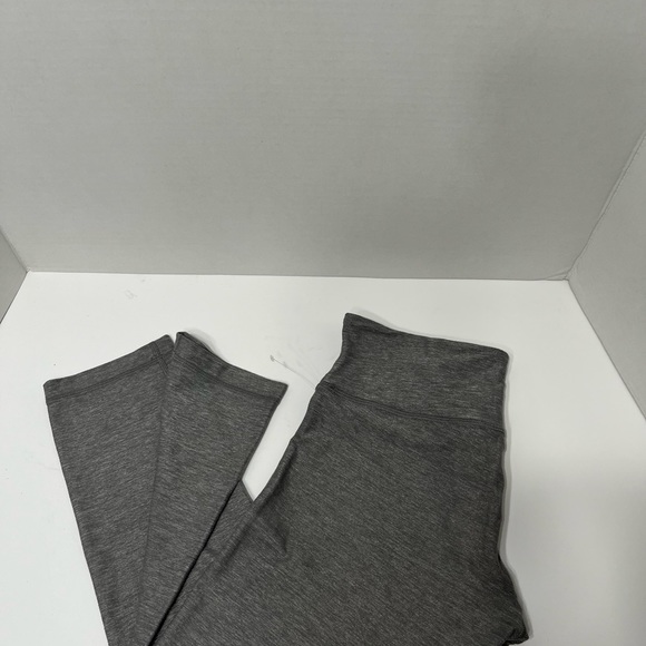 Lululemon Grey Size 6 Women’s Short Leggings, waist 28”, inseam 23”, length - Picture 4 of 14